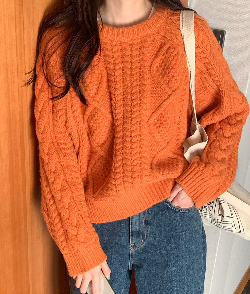 2 colors of fob cable knit!